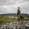 挪威美丽女兵带狗巡逻边境线