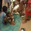 印度7岁男孩被迫娶狗为妻 全村人前来道贺