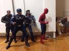 网友们买了一些超级英雄的手和猫这样玩, 是蜘蛛侠对笑喷雾的第一反应.....。